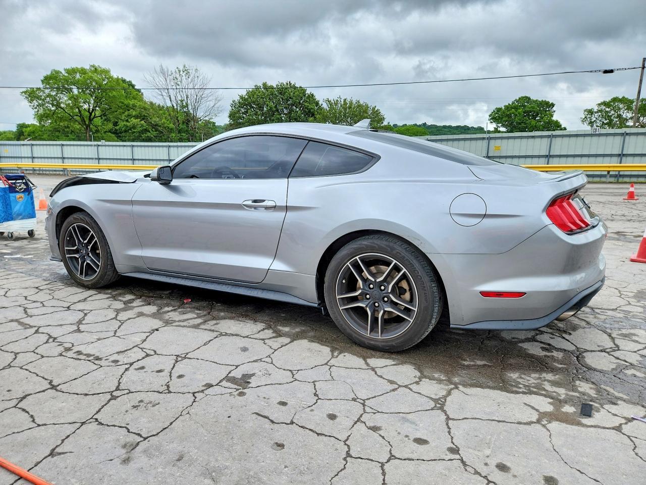 2020 Ford Mustang - zdjęcie 2