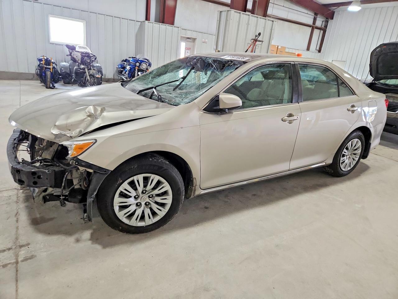 2014 Toyota Camry Le - zdjęcie główne