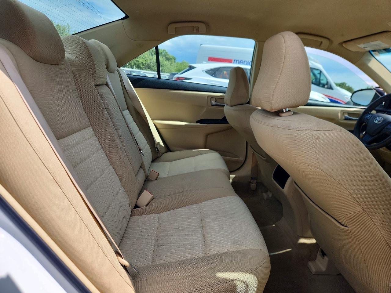 2017 Toyota Camry Le - zdjęcie 10
