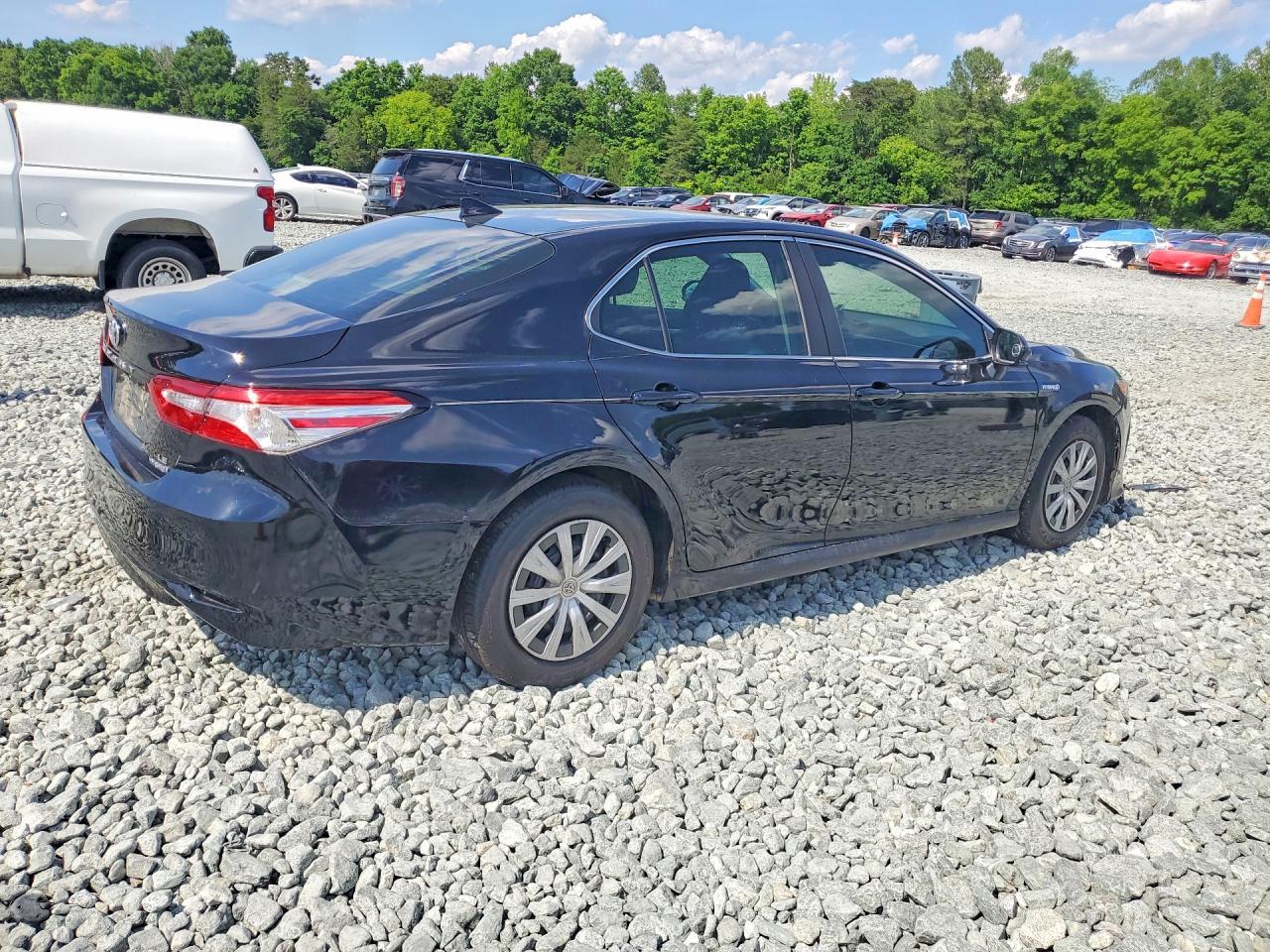 2020 Toyota Camry Le - zdjęcie 3