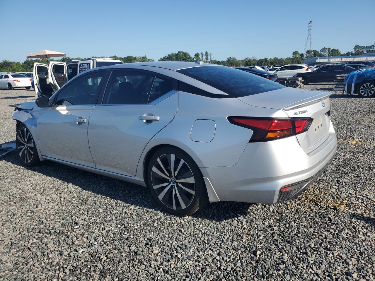 Nissan Altima - zdjęcie 2