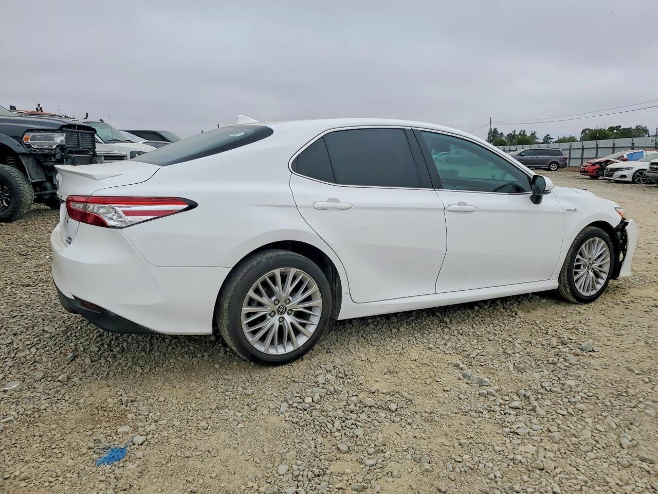 2020 Toyota Camry Xle - zdjęcie 3