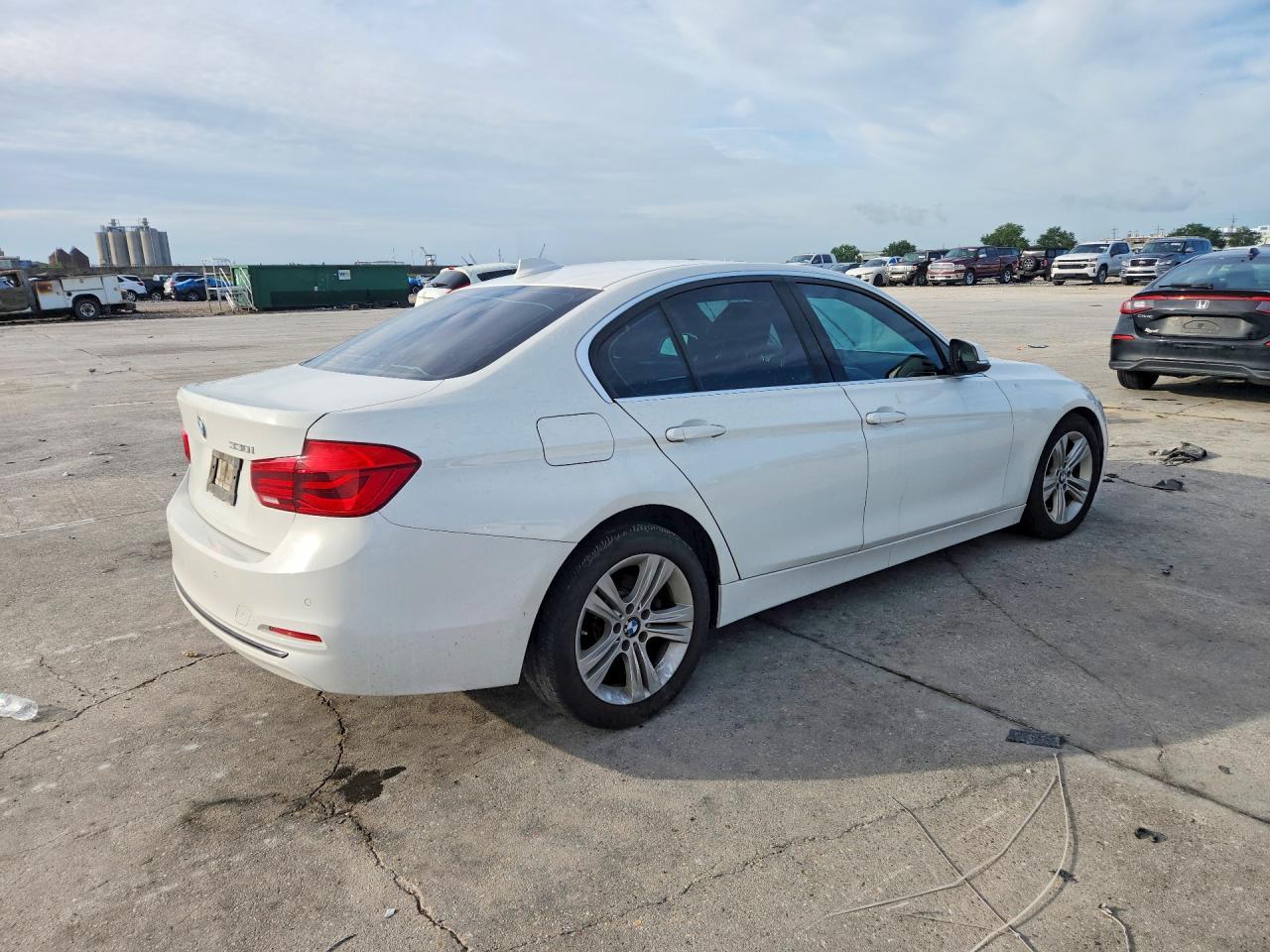 2017 BMW 330 I - zdjęcie 3