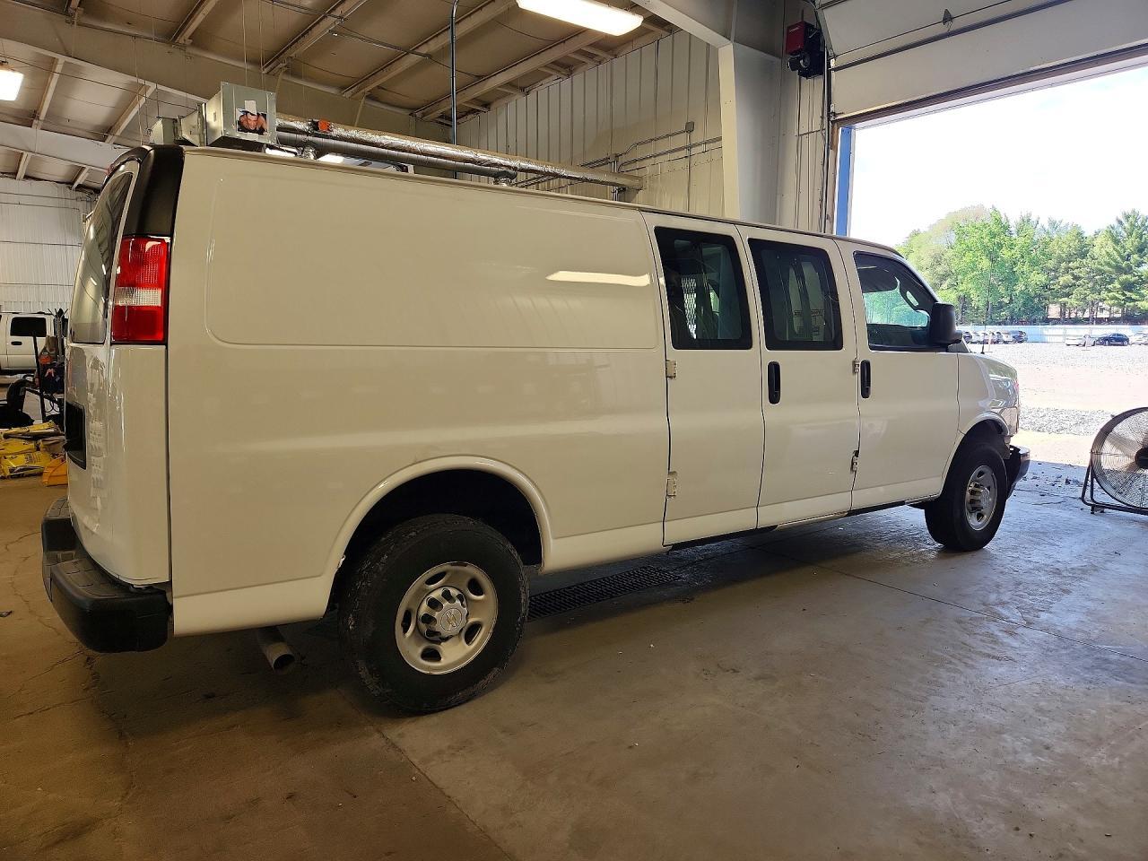 2024 Chevrolet Express G2500 - zdjęcie 3
