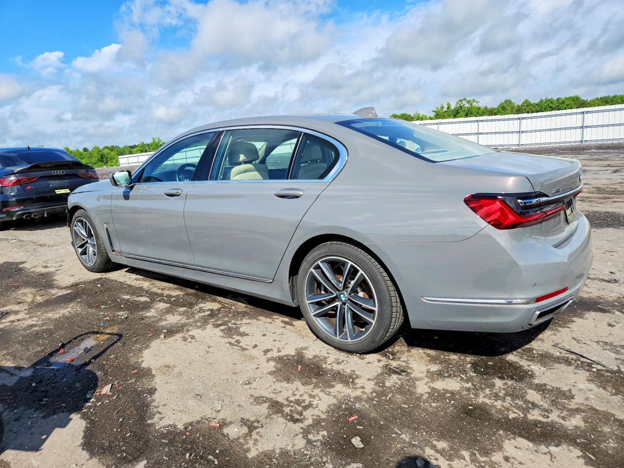 2020 BMW 750 Xi - zdjęcie 2