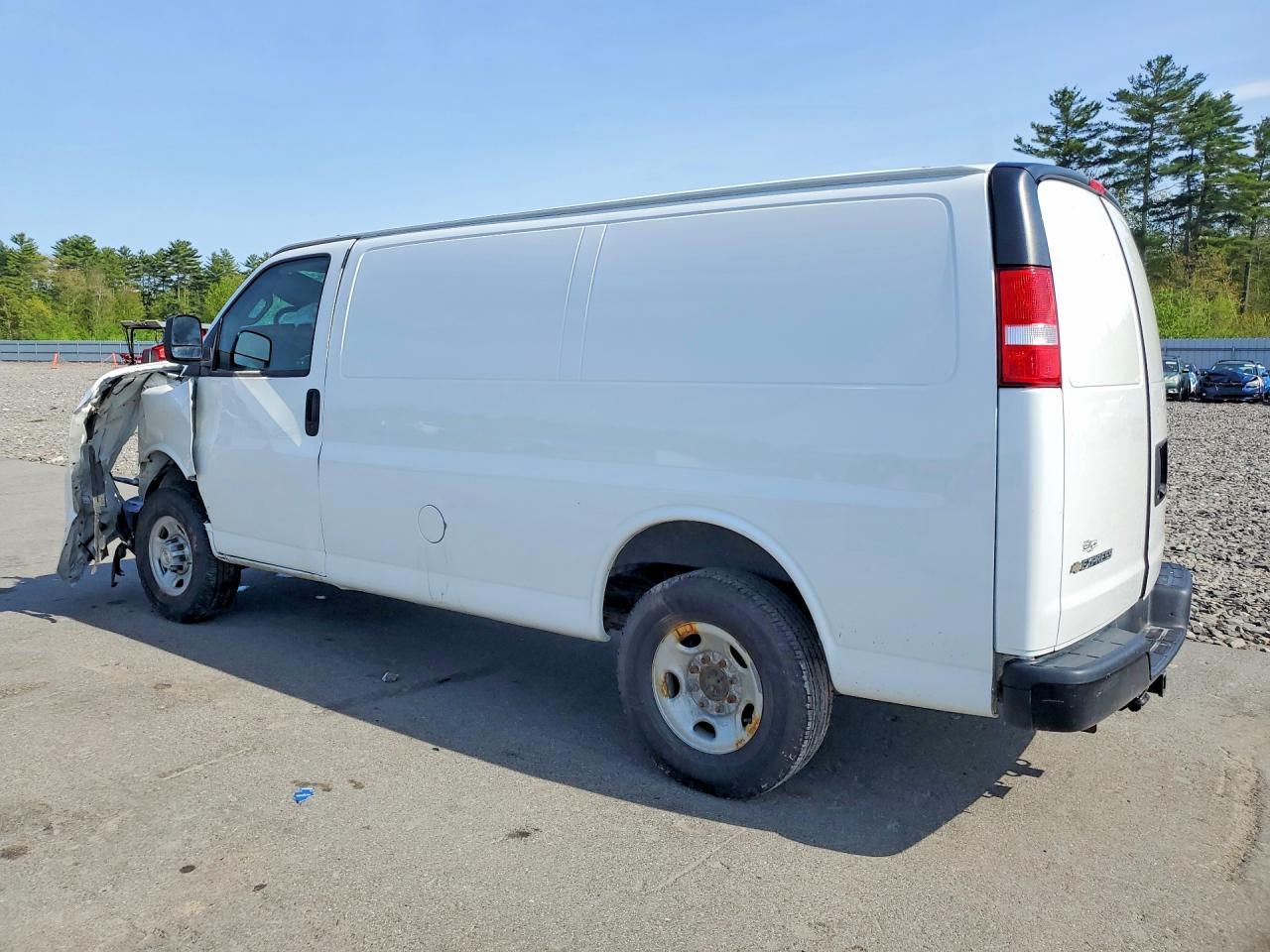 2022 Chevrolet Express G2500 - zdjęcie 2
