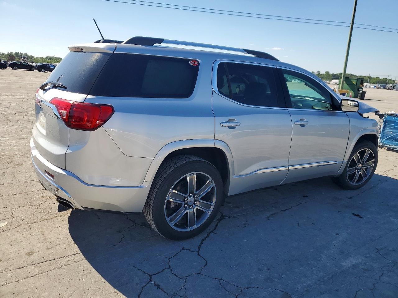 2017 GMC Acadia Denali - zdjęcie 3