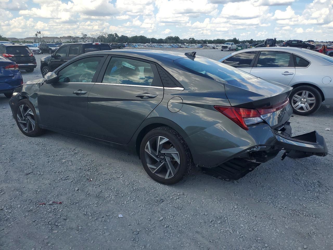 2025 Hyundai Elantra Sel - zdjęcie 2