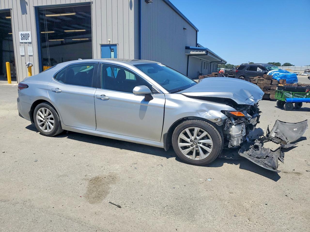 2021 Toyota Camry Le - zdjęcie 4
