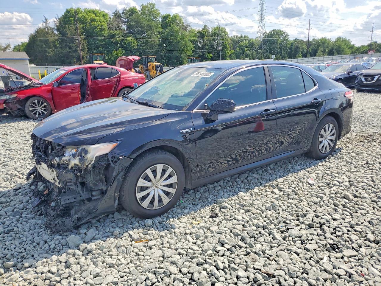 2020 Toyota Camry Le - zdjęcie główne