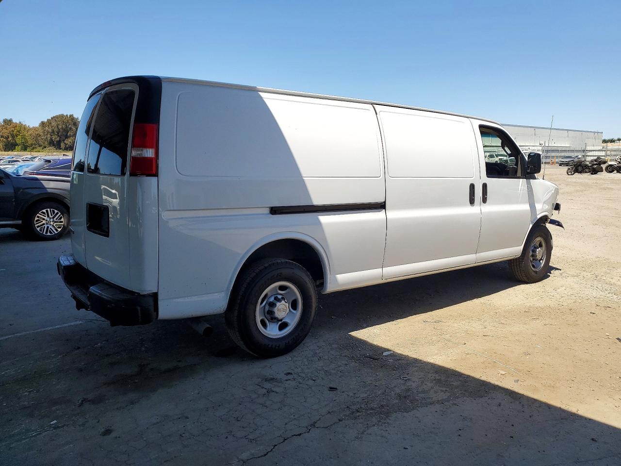 2020 Chevrolet Express G2500 - zdjęcie 3