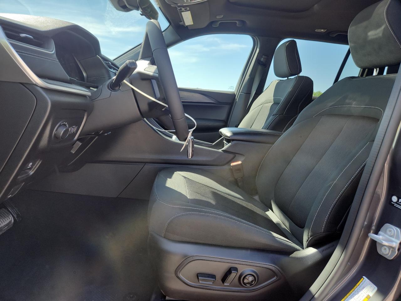 2025 Jeep Grand Cherokee Laredo - zdjęcie 7