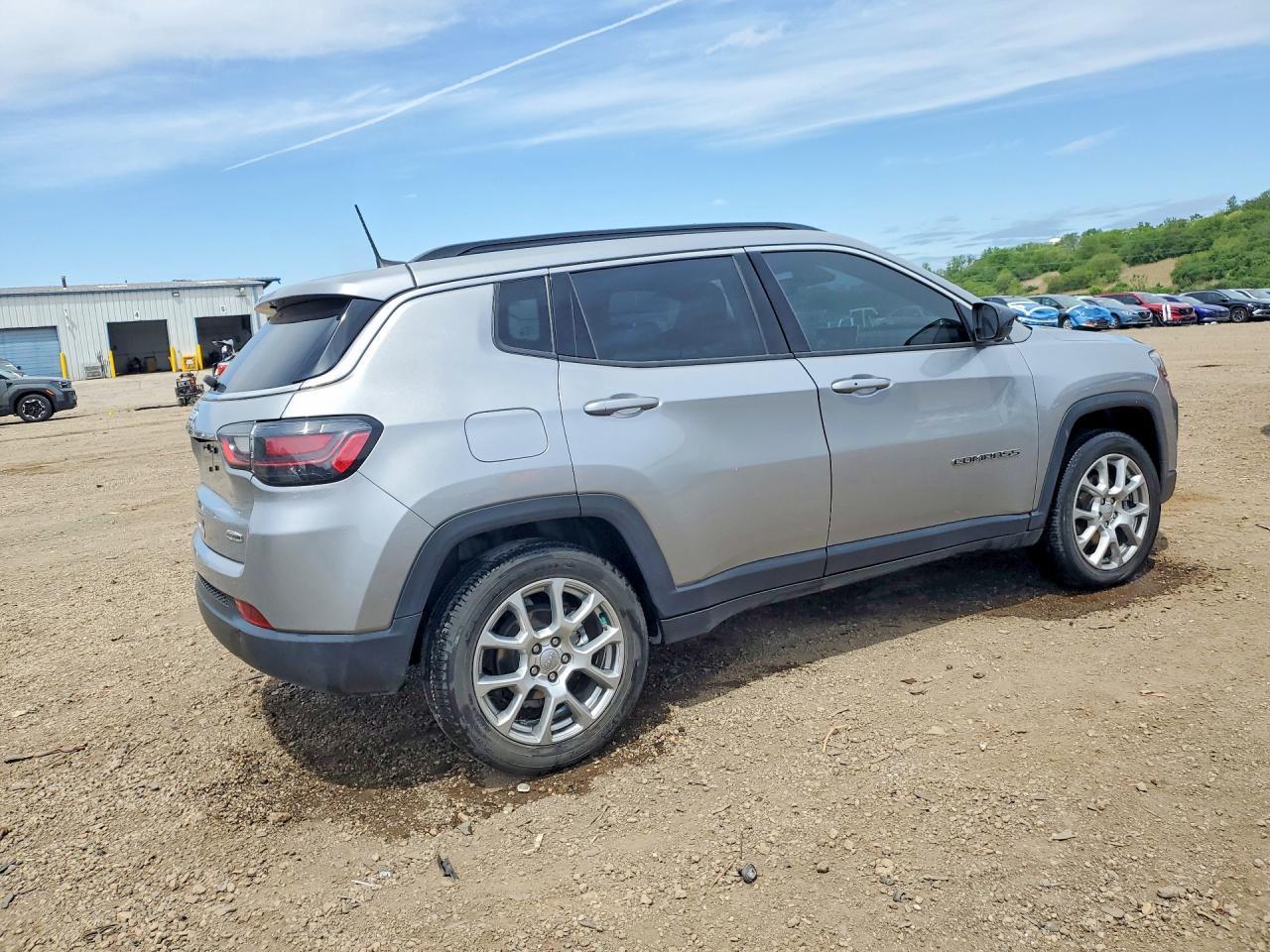 2022 Jeep Compass Latitude Lux - zdjęcie 3