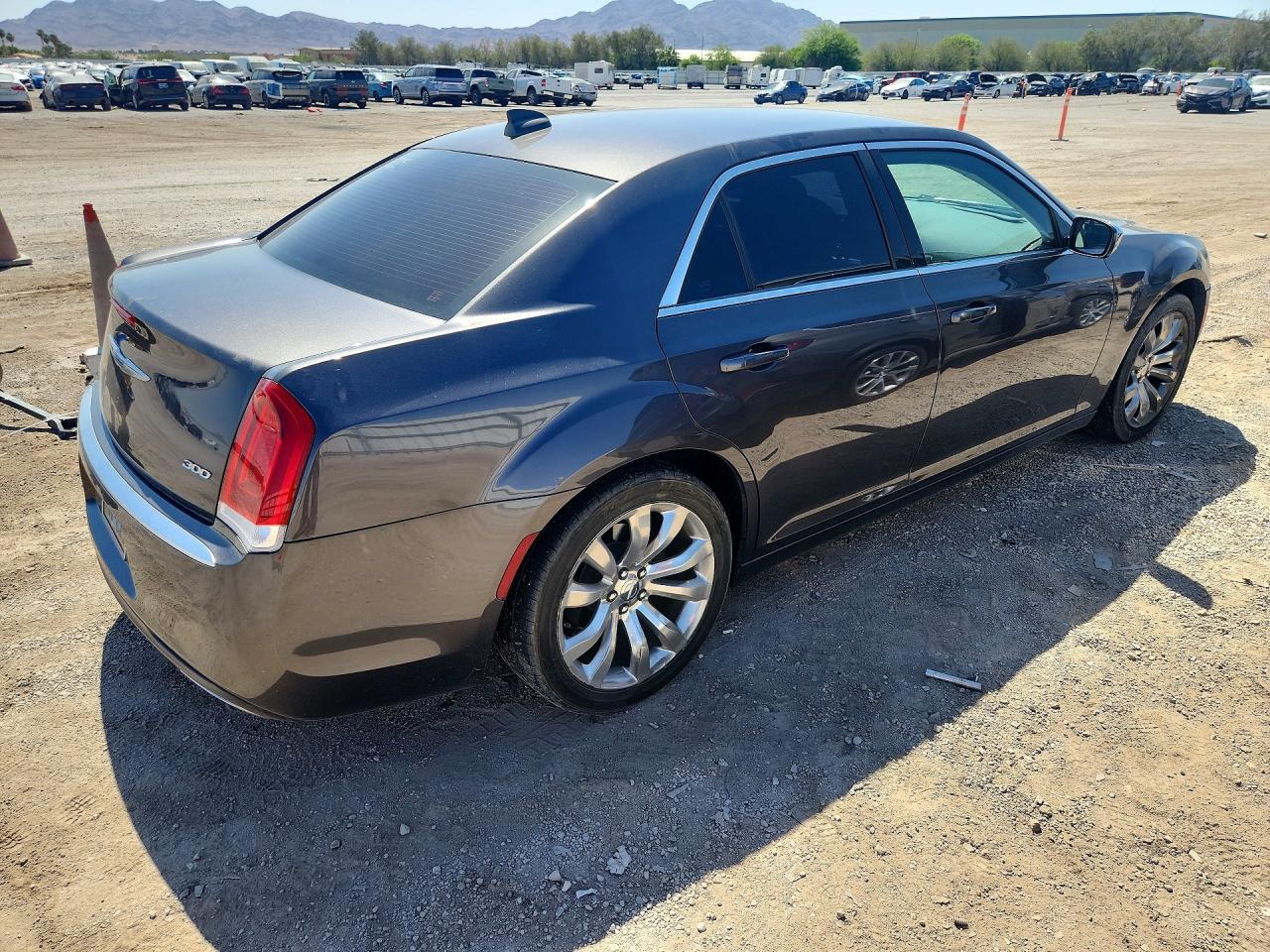 2018 Chrysler 300 Touring - zdjęcie 3