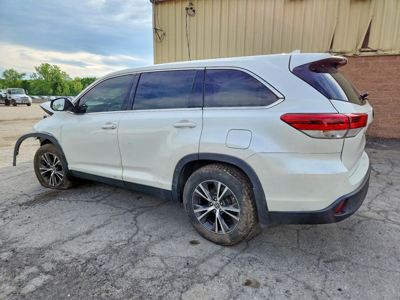 2019 Toyota Highlander Le Plus - zdjęcie 2