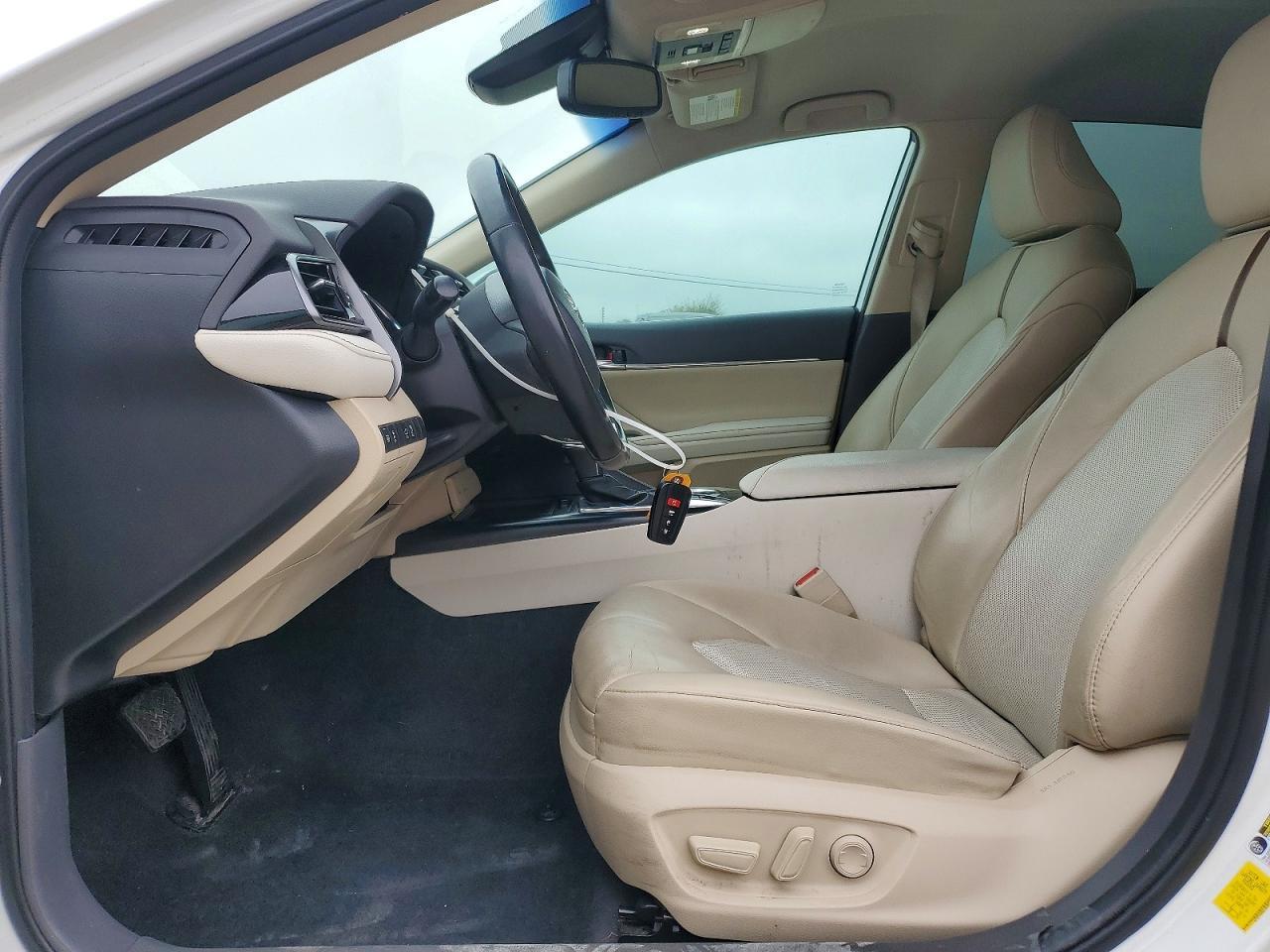 2020 Toyota Camry Xle - zdjęcie 7