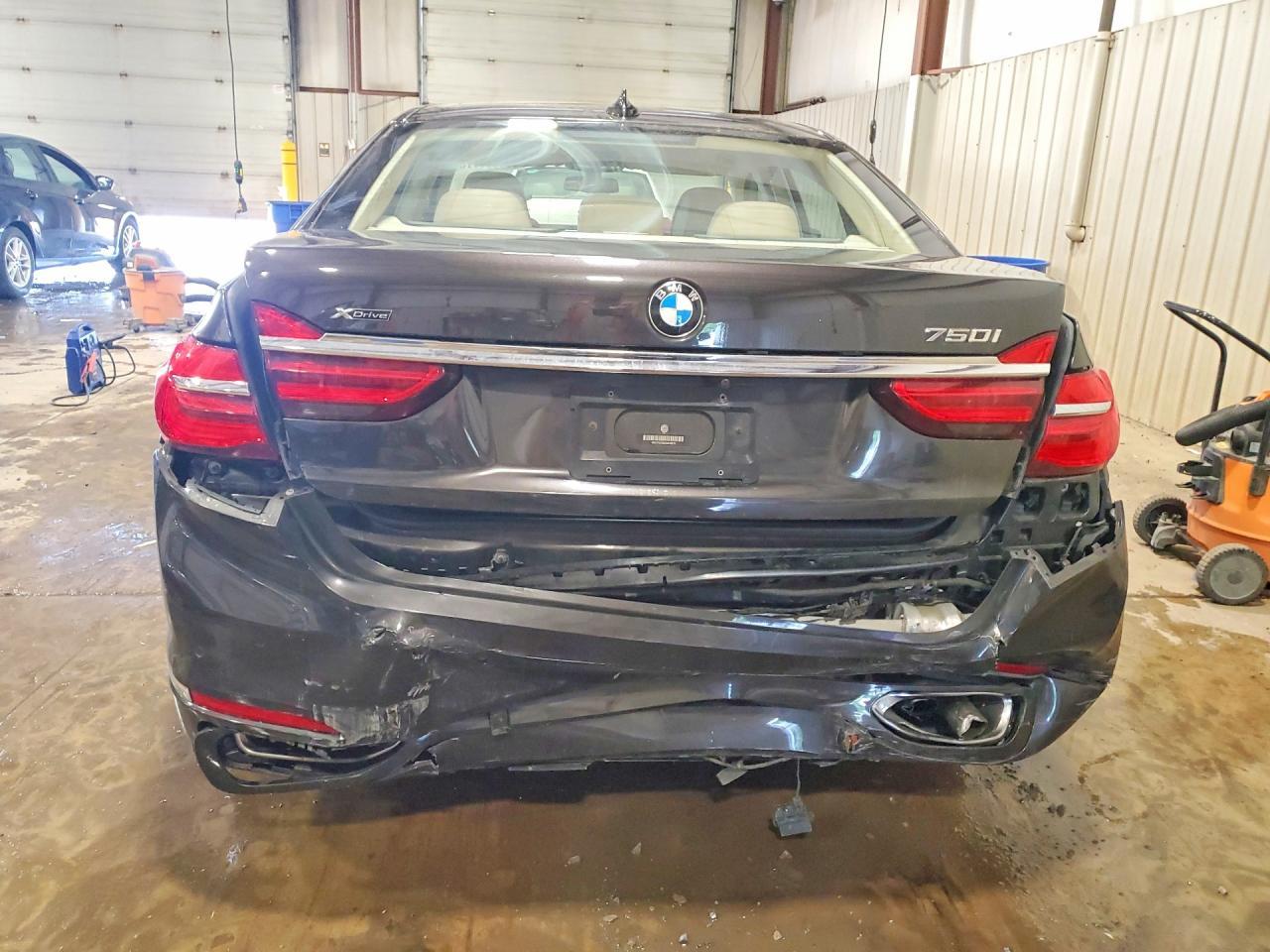 2016 BMW Seria 7 750i - zdjęcie 6