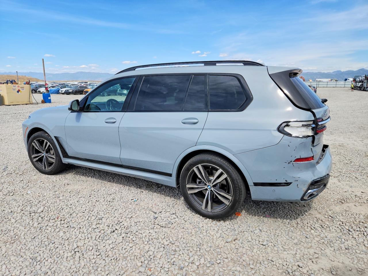 2023 BMW X7 xDrive40I - zdjęcie 2