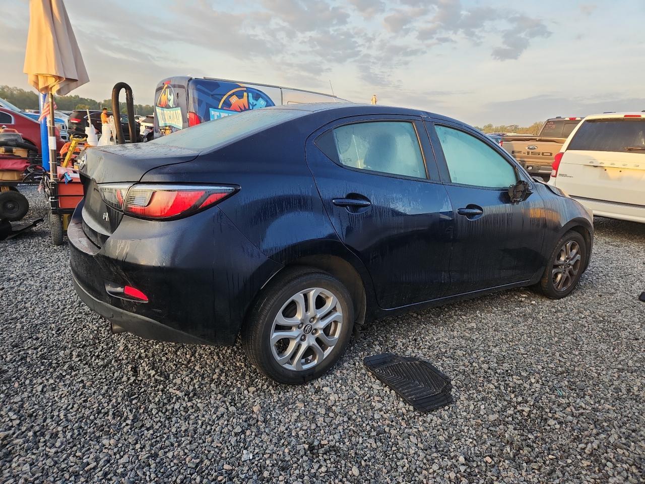 2018 Toyota Yaris Ia Base - zdjęcie 3