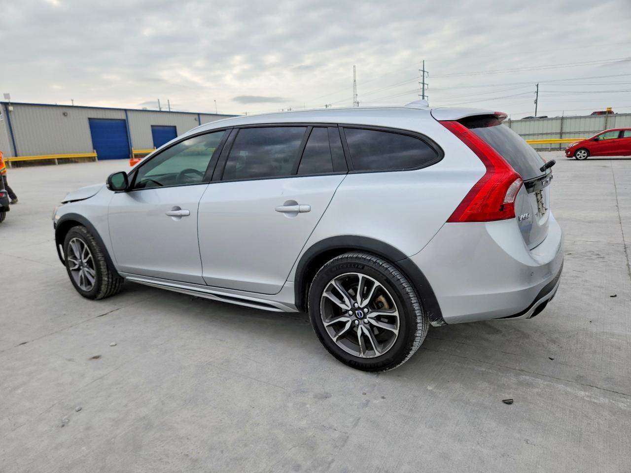 2016 Volvo V60 Cross Country Platinum - zdjęcie 2