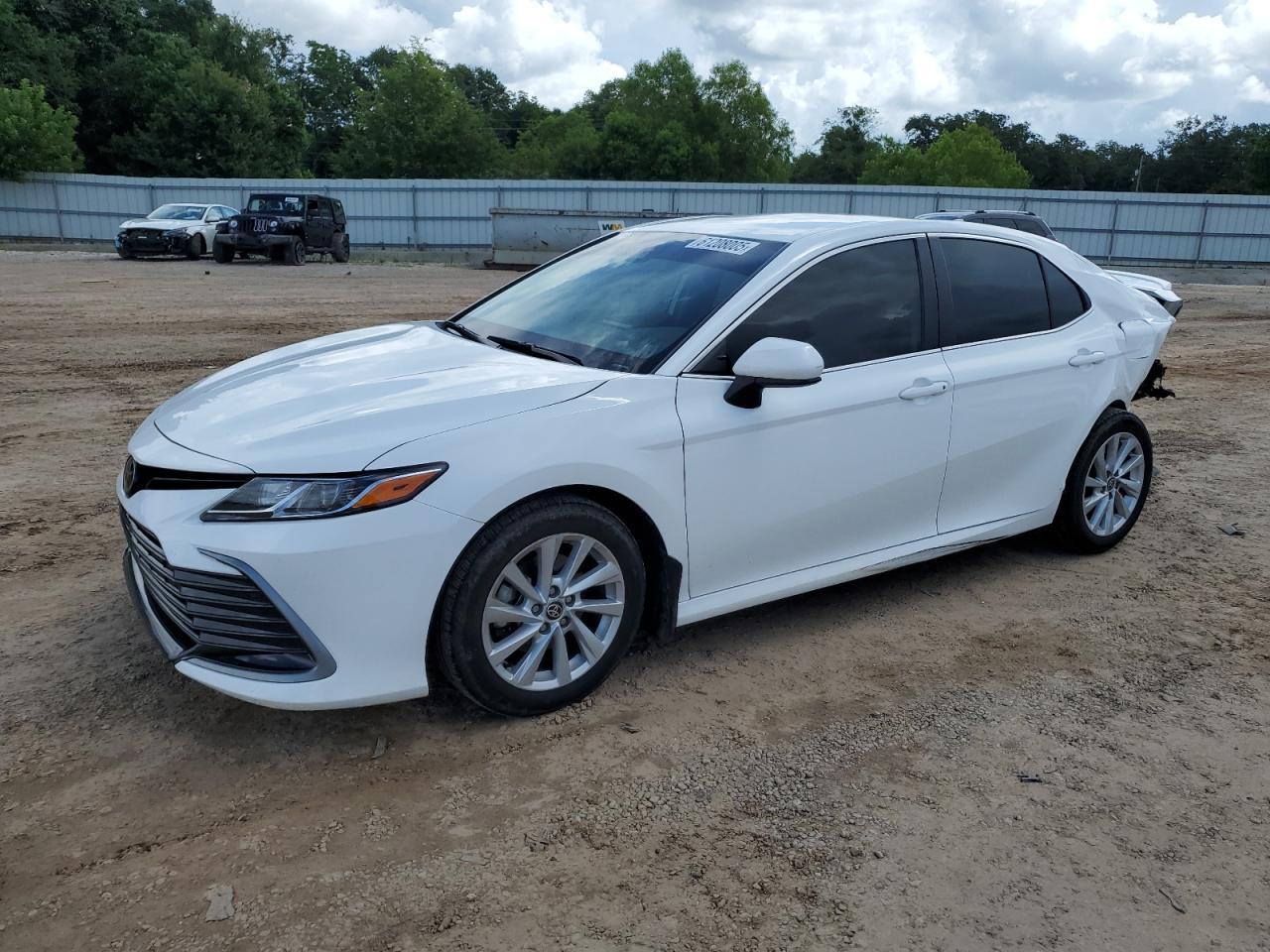 2023 Toyota Camry Le - zdjęcie główne