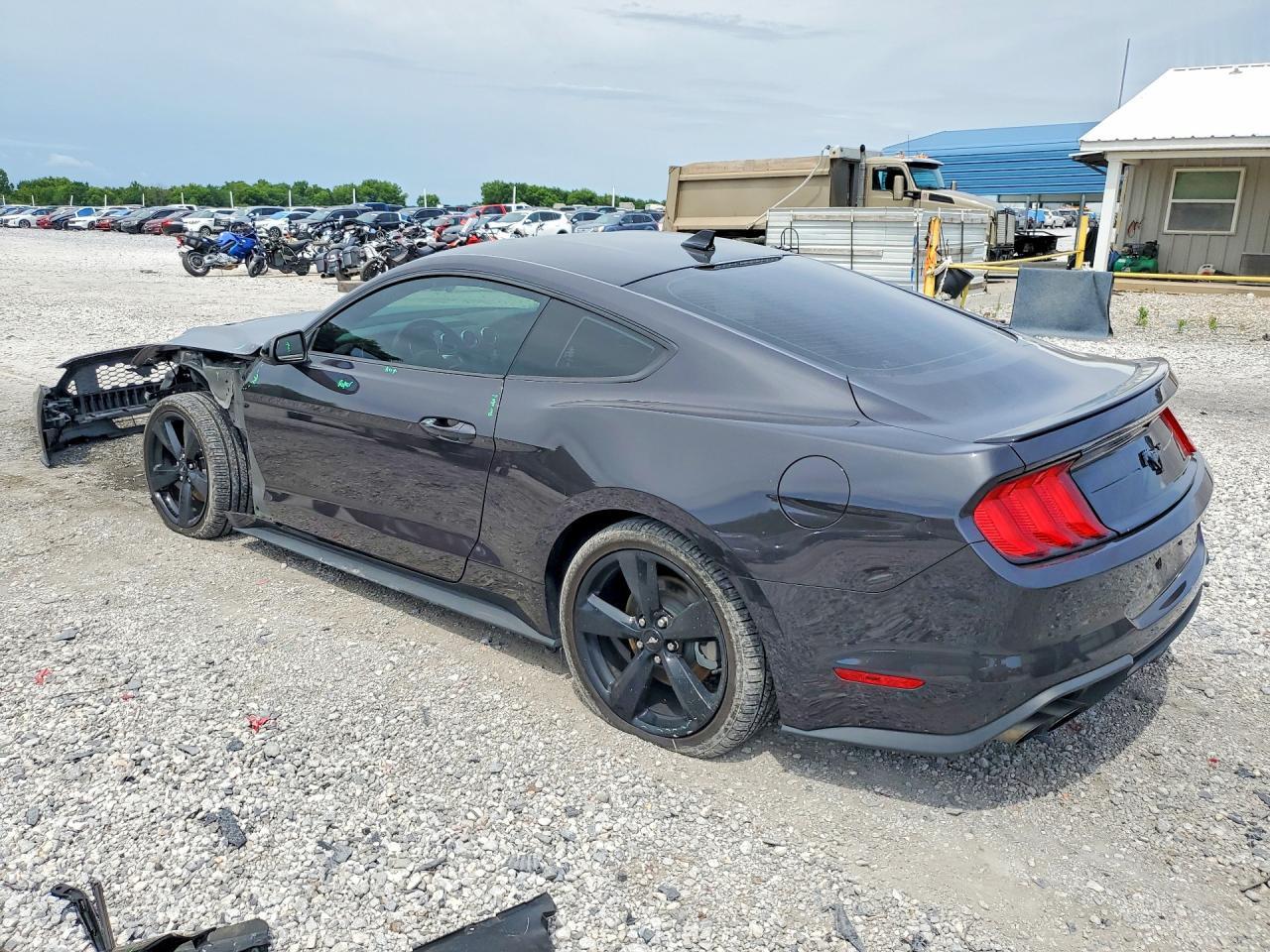 2022 Ford Mustang - zdjęcie 2