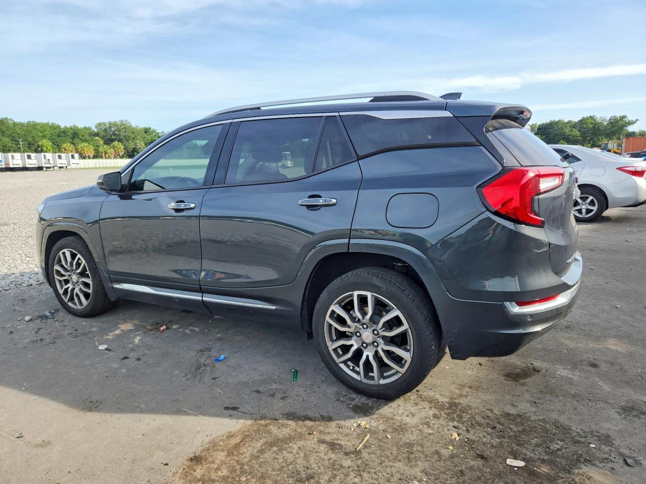 2022 GMC Terrain Denali - zdjęcie 2