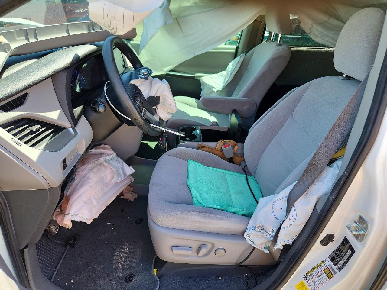 2020 Toyota Sienna Le - zdjęcie 7