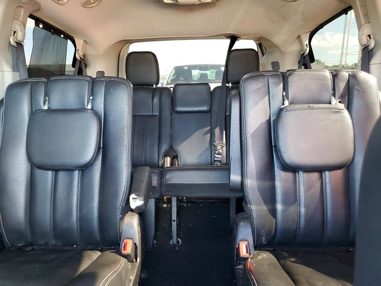 2016 Chrysler Town & Country Touring - zdjęcie 10