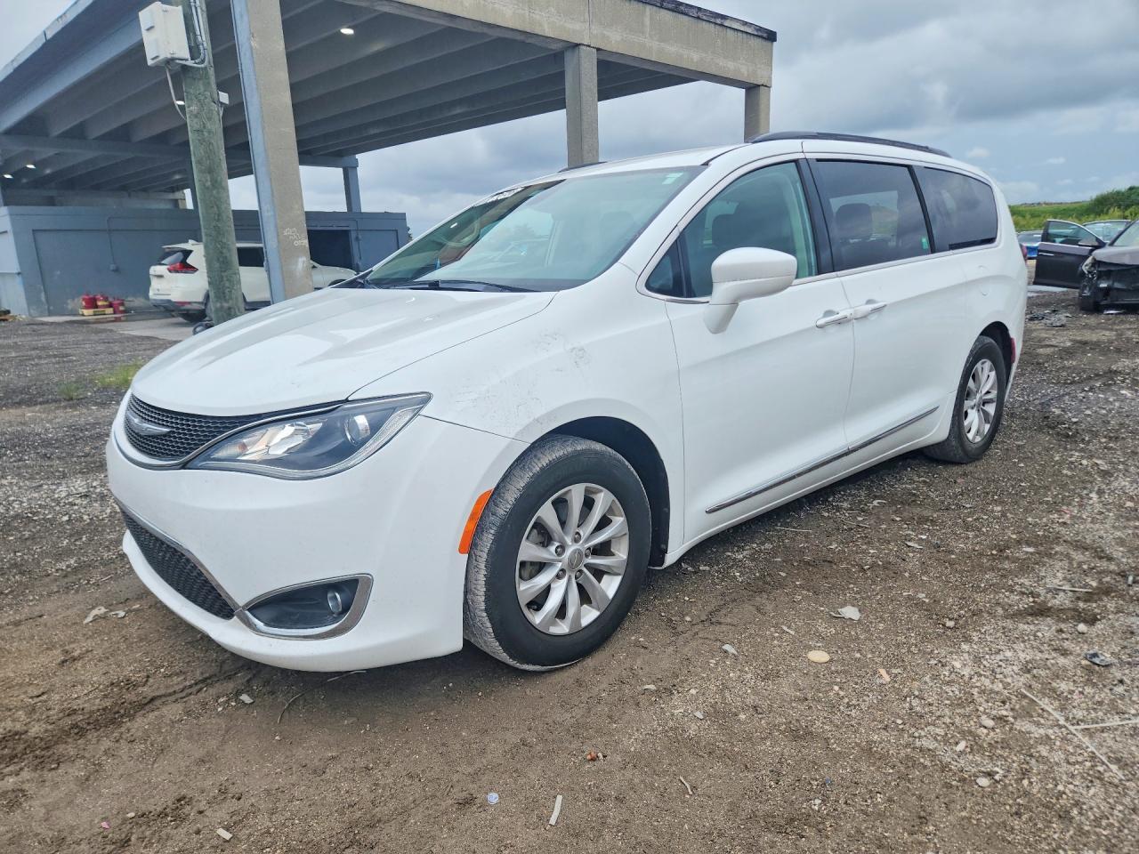 2017 Chrysler Pacifica Touring L - zdjęcie główne