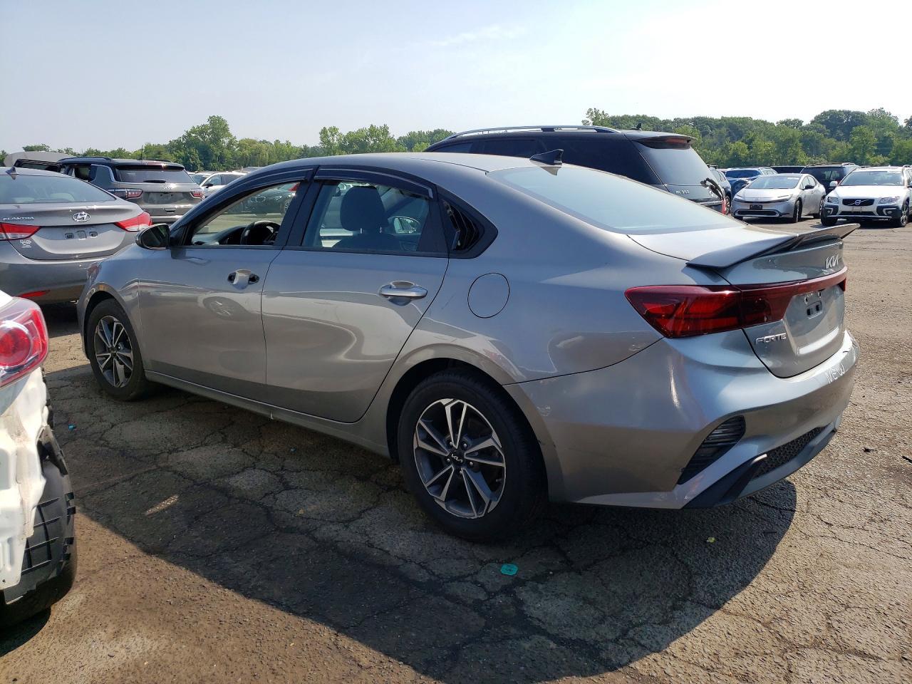 2022 Kia Forte Lxs - zdjęcie 2