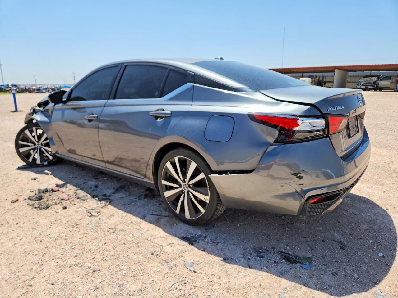 2022 Nissan Altima Sr - zdjęcie 2