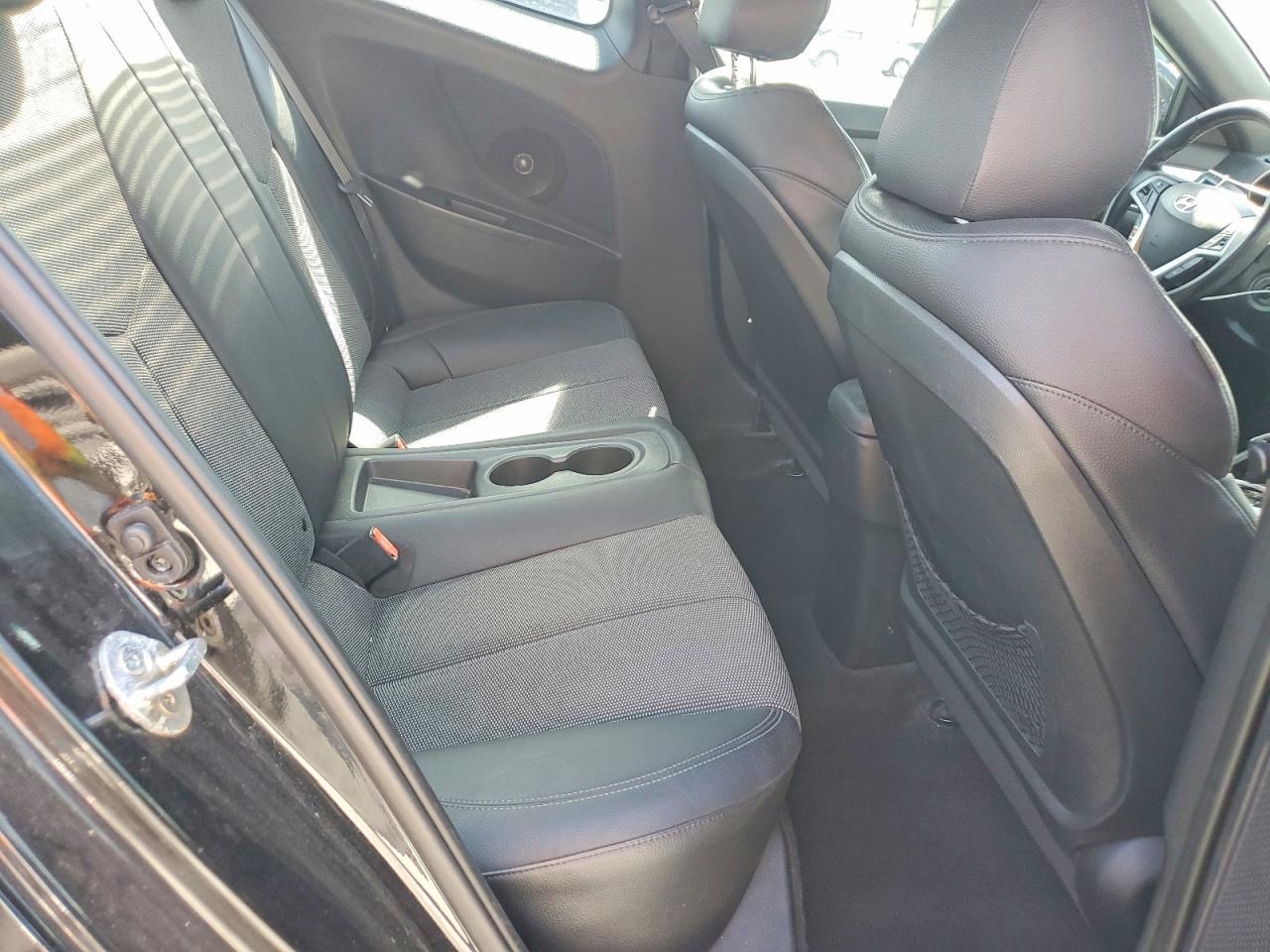 2016 Hyundai Veloster Base - zdjęcie 11