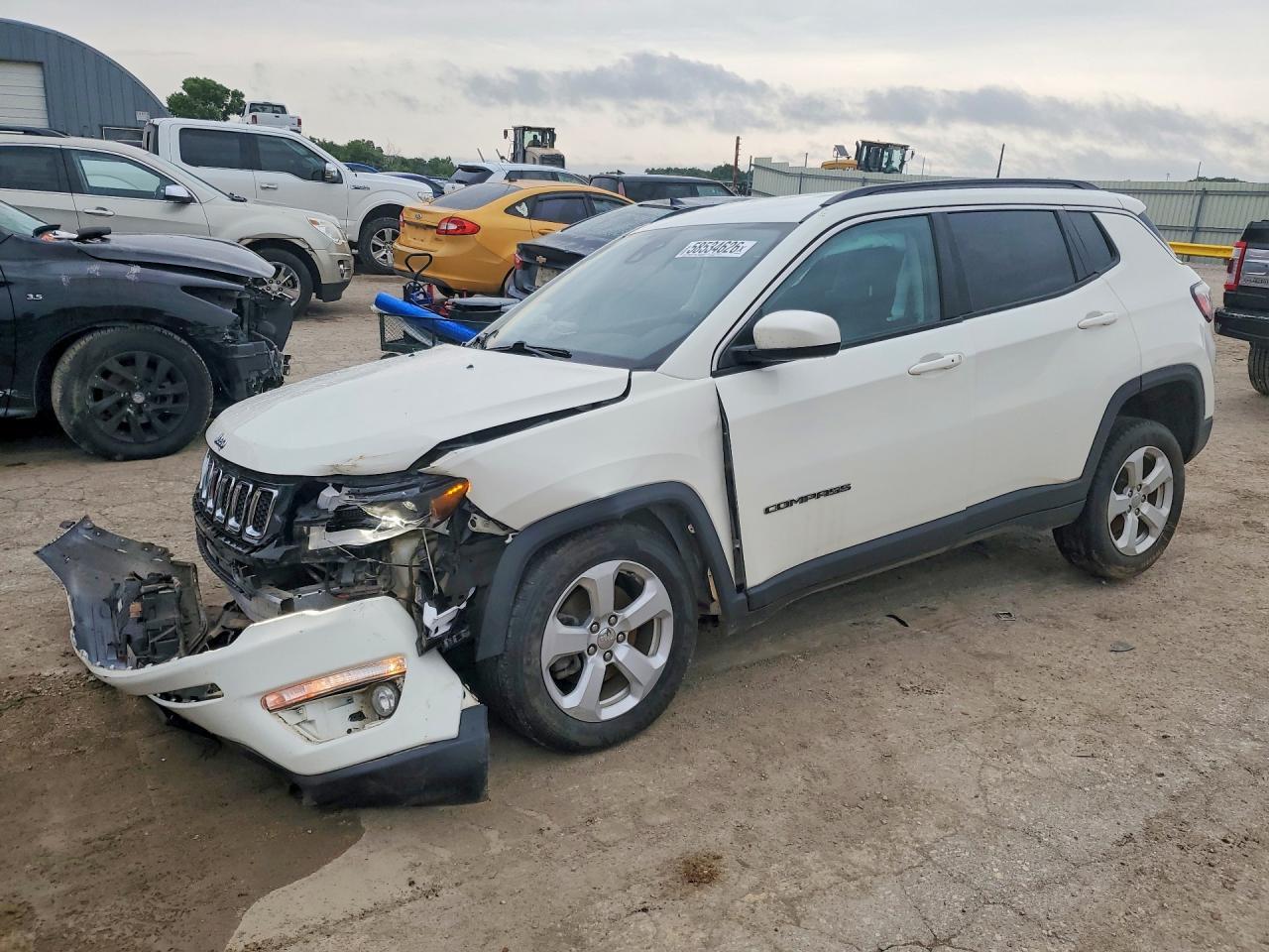 2018 Jeep Compass Latitude - zdjęcie główne