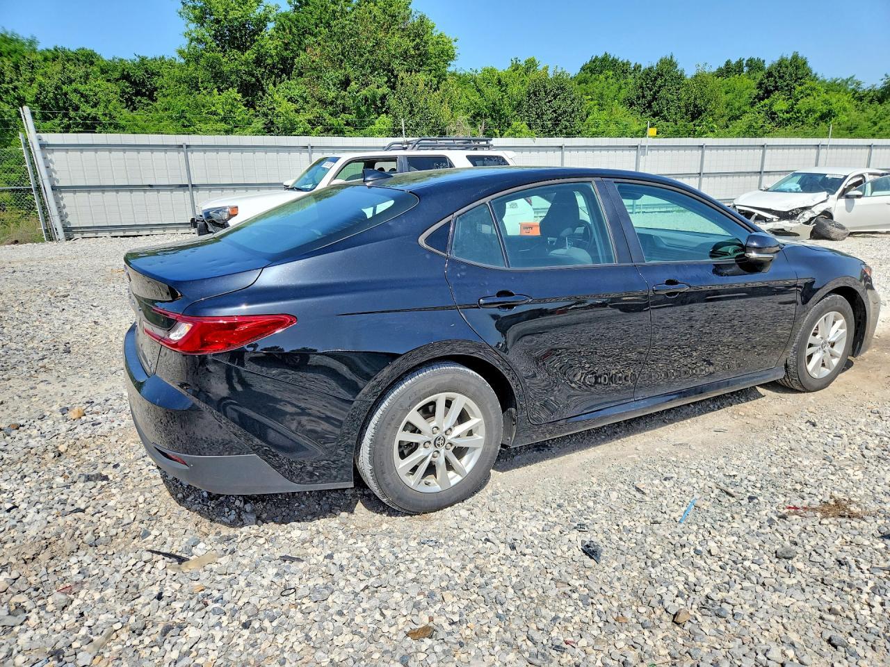 2025 Toyota Camry Le - zdjęcie 3