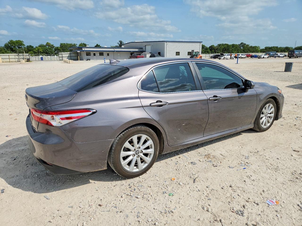 2019 Toyota Camry Le - zdjęcie 3