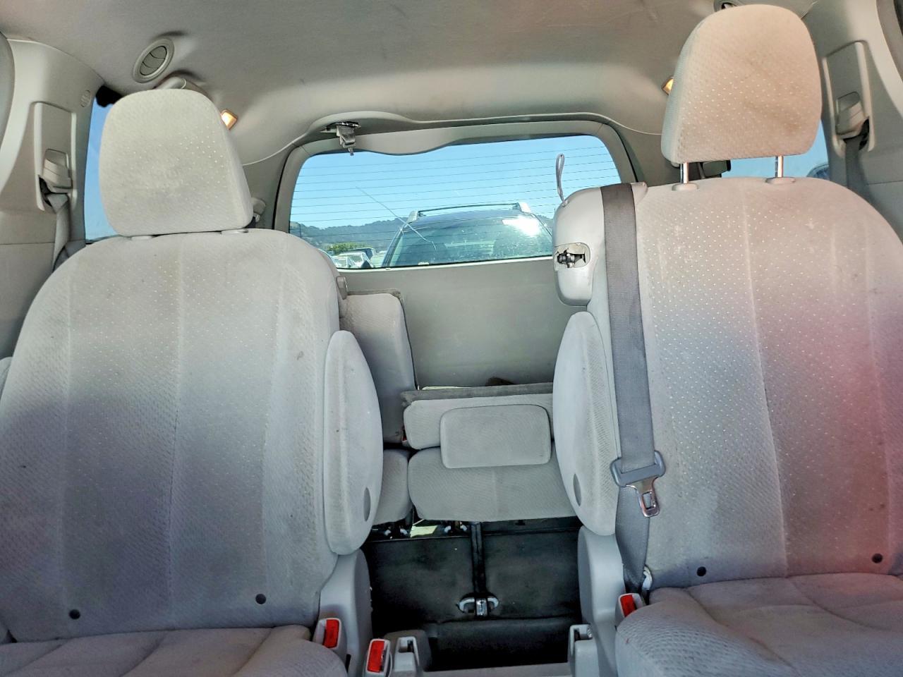 2013 Toyota Sienna Le - zdjęcie 10