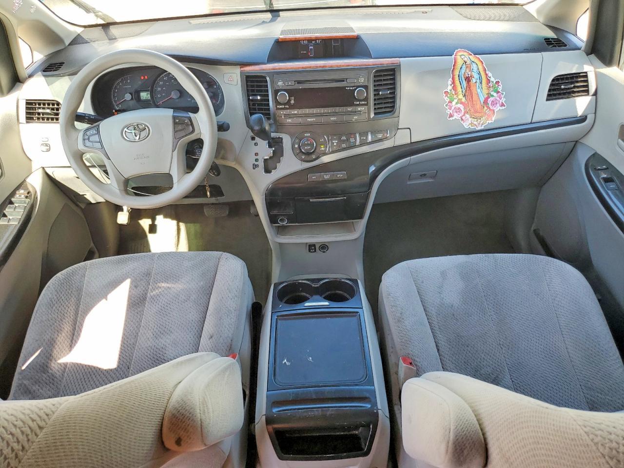 2013 Toyota Sienna Le - zdjęcie 8