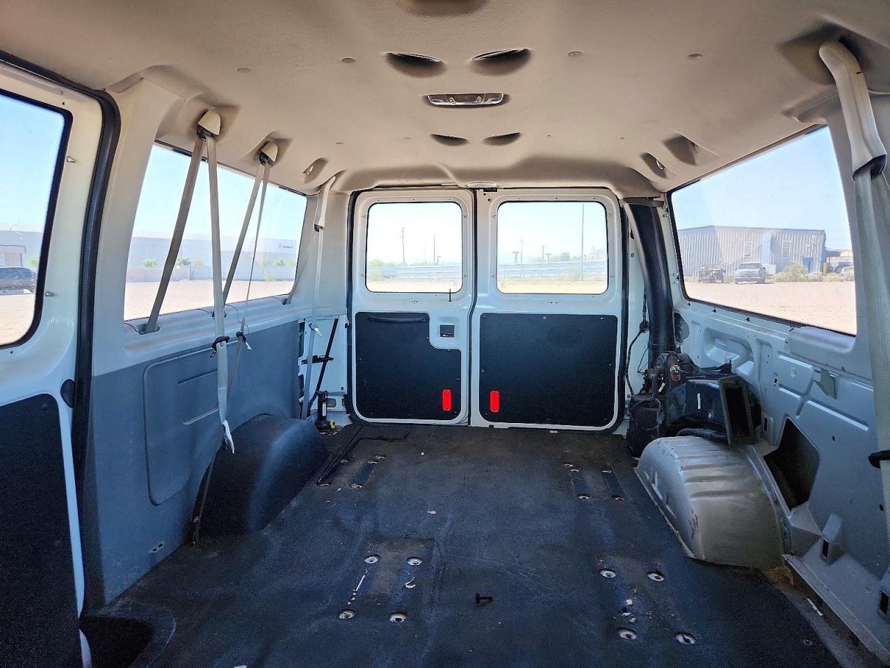 2013 Ford Econoline E350 Super Duty Wagon - zdjęcie 10