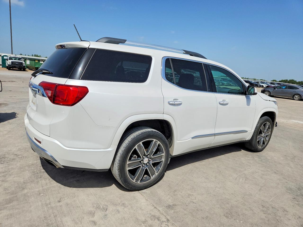 2017 GMC Acadia Denali - zdjęcie 3