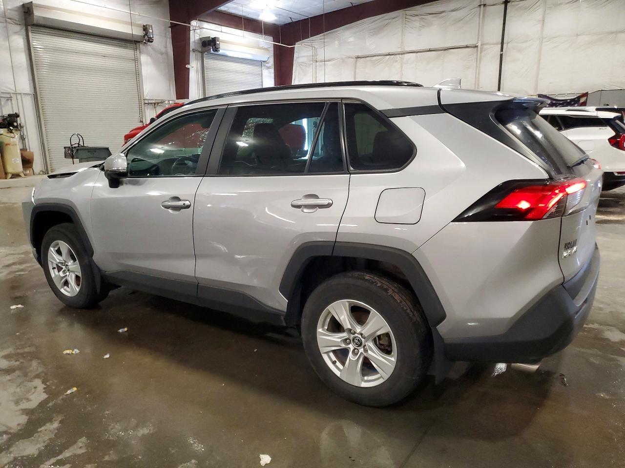 2020 Toyota Rav4 Xle - zdjęcie 2