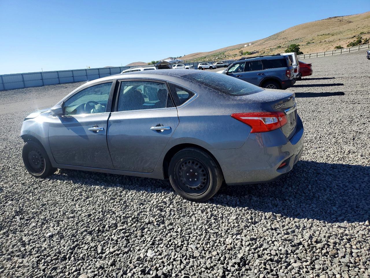 2018 Nissan Sentra S - zdjęcie 2