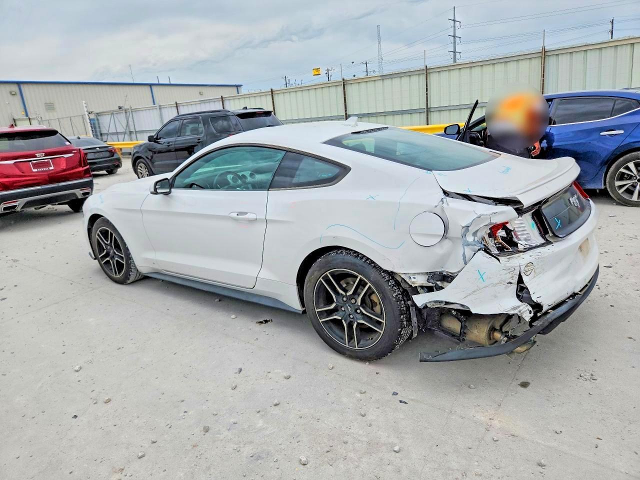 2020 Ford Mustang - zdjęcie 2