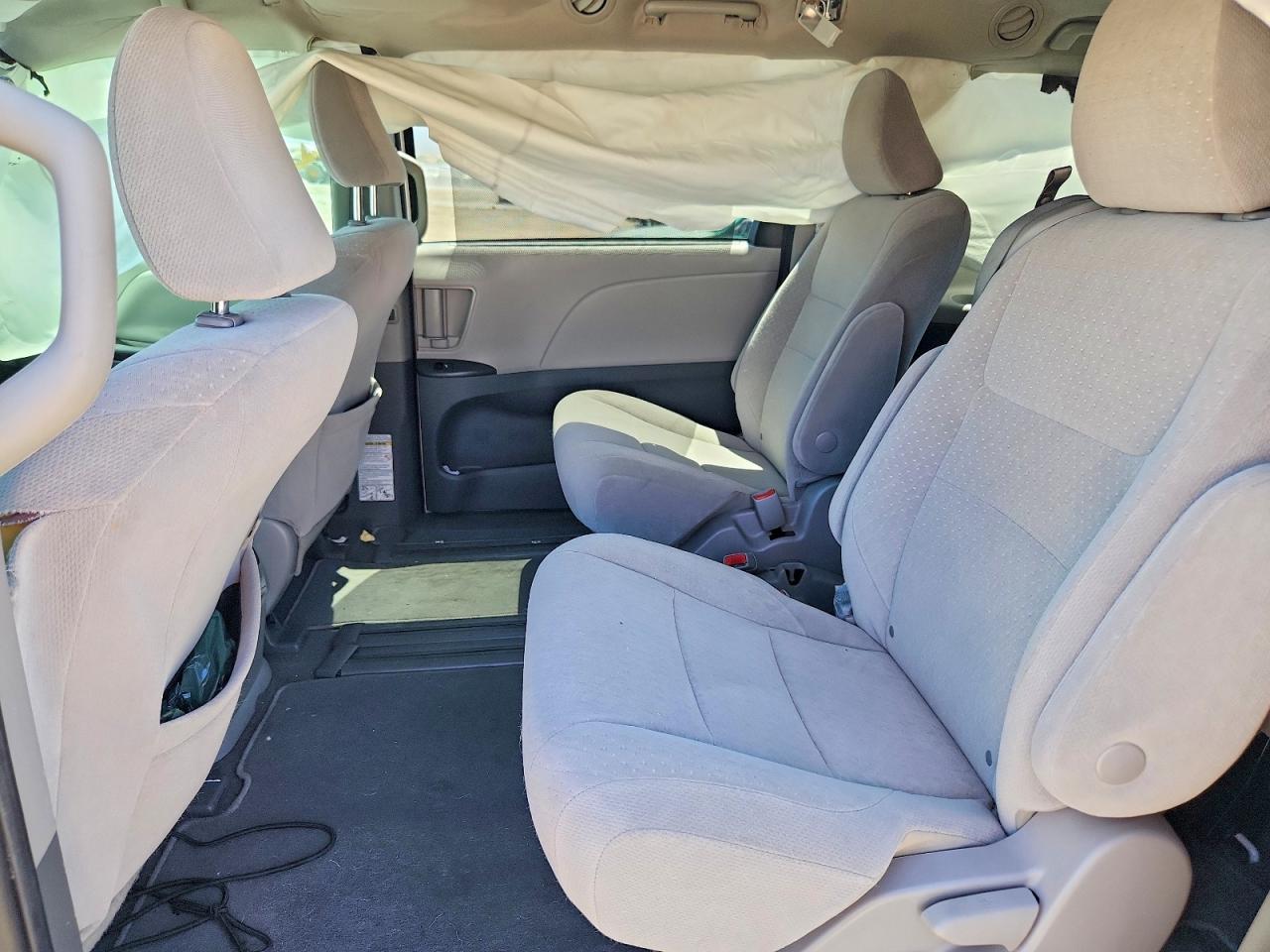 2020 Toyota Sienna Le - zdjęcie 13
