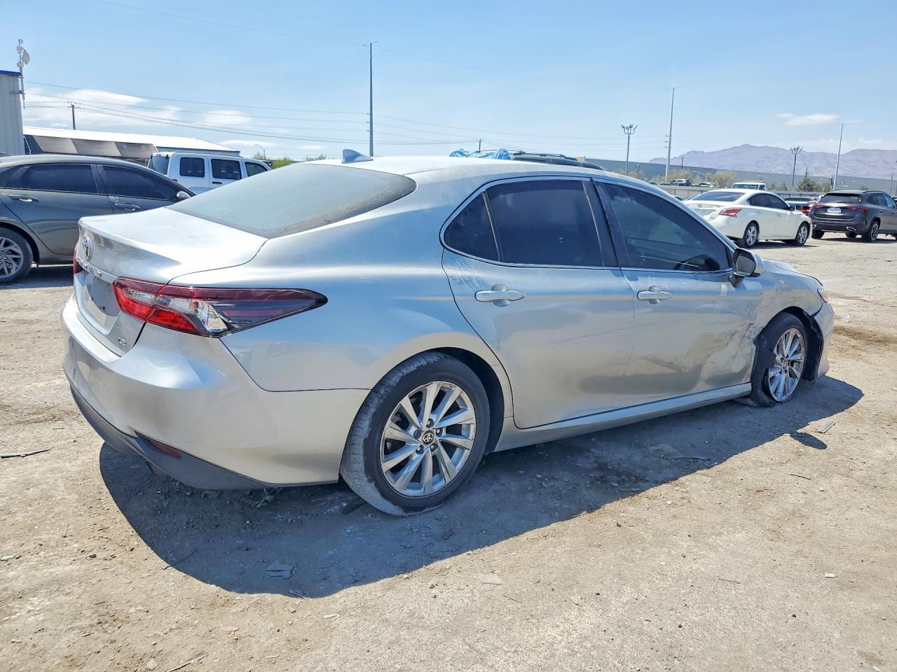2021 Toyota Camry Le - zdjęcie 3