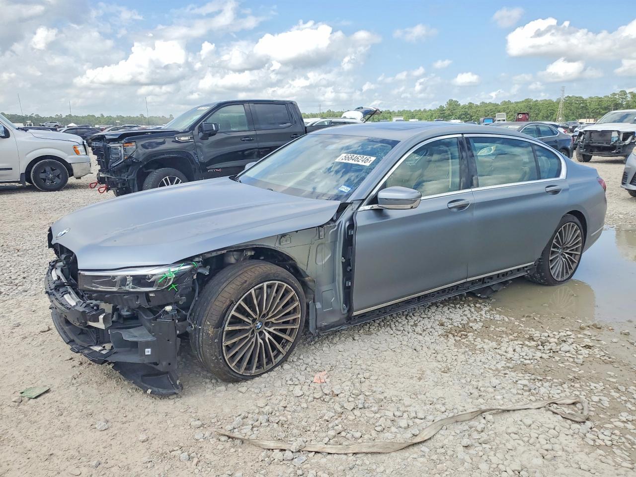 2022 BMW 750 Xi - zdjęcie główne