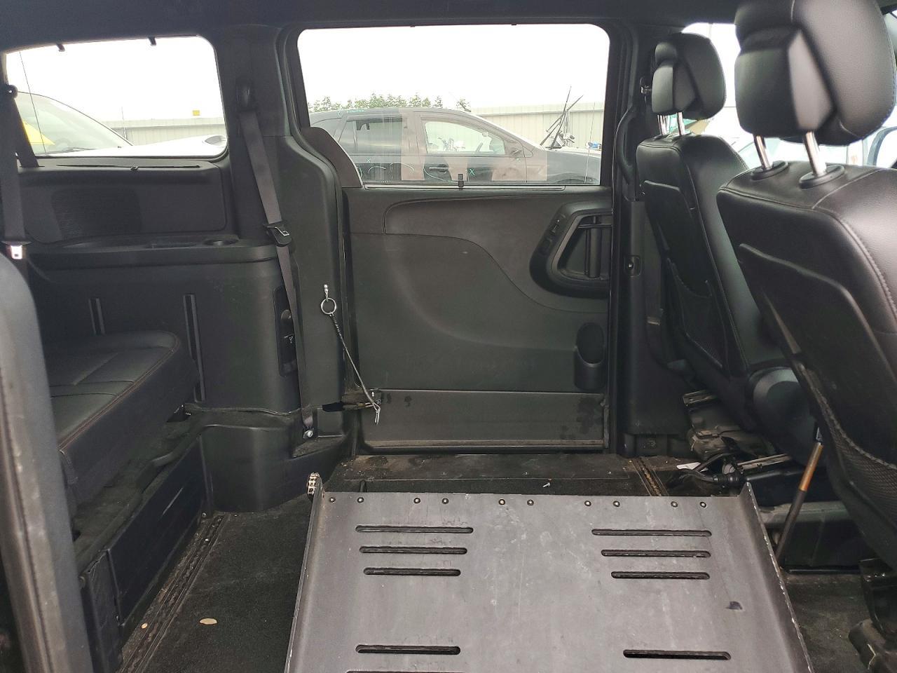 2015 Dodge Grand Caravan R/T - zdjęcie 11