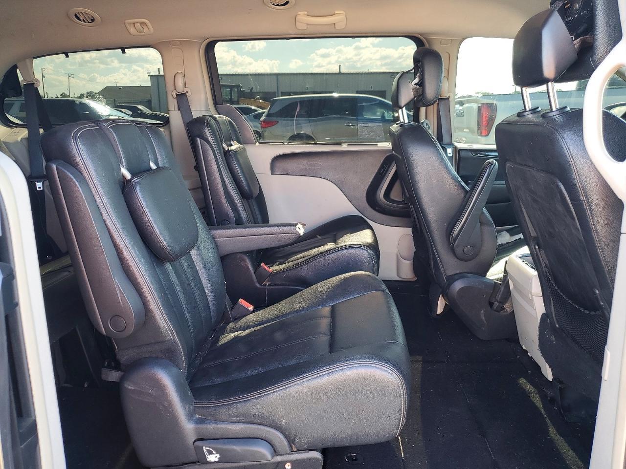 2016 Chrysler Town & Country Touring - zdjęcie 11