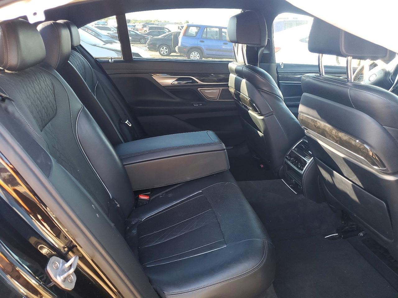 2016 BMW Seria 7 750i - zdjęcie 10