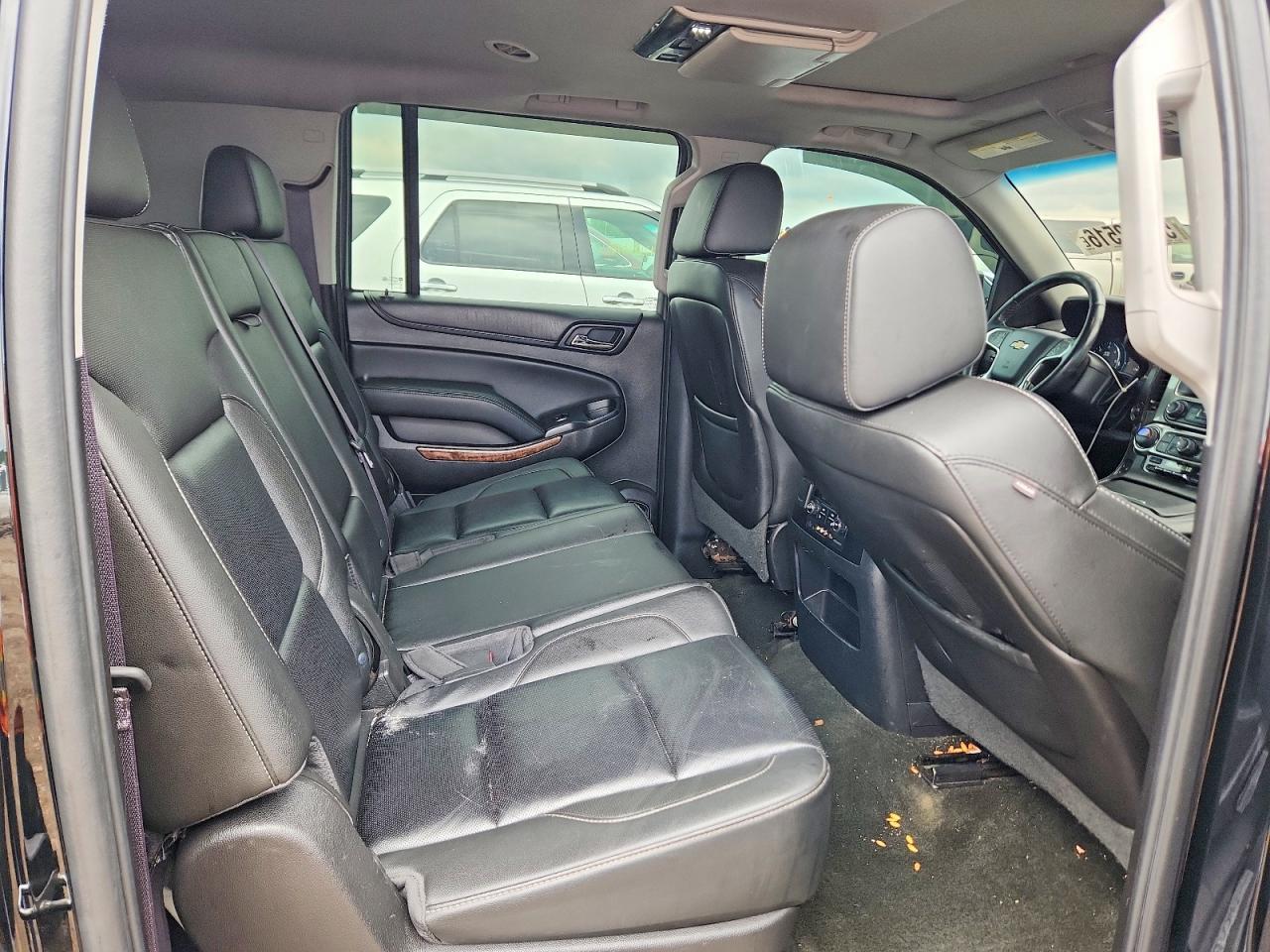 2016 Chevrolet Suburban - zdjęcie 10